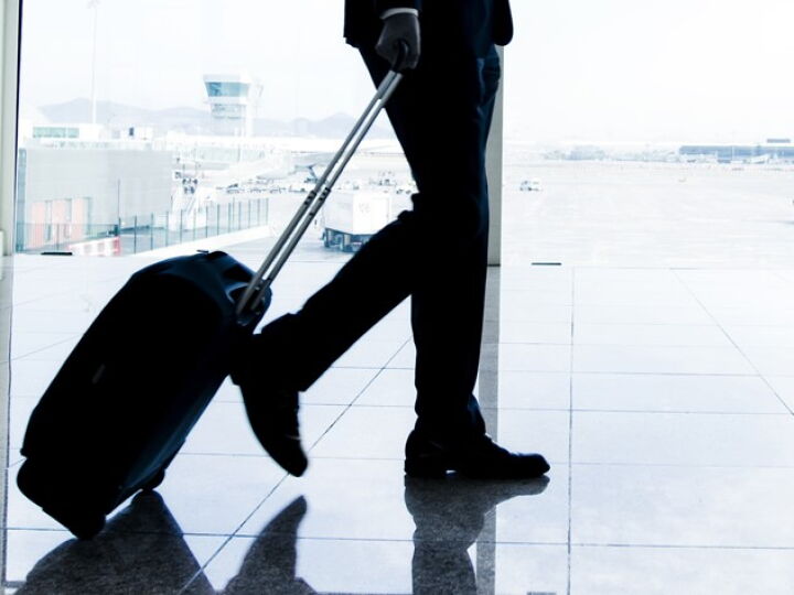 businessman-in-airport-471433619-2976x2976-1-28909-71338-1.jpg